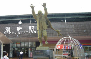 油屋熊八の銅像